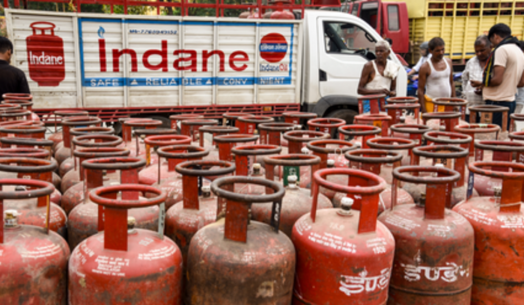 4.05 lakh PNG connections gasified, LPG deliveries normal: Govt