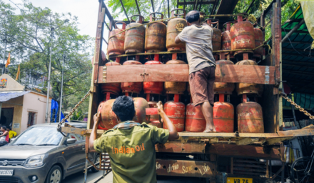 451 illegally-stored LPG cylinders, goods worth Rs 40.61 lakh seized in Mumbai