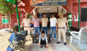 Delhi: Thief held in Dwarka; knives, stolen mobiles and motorcycle recovered