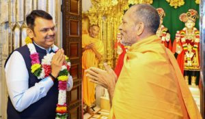 CM Fadnavis offers prayers at BAPS Swaminarayan Mandir; prays for peace, prosperity