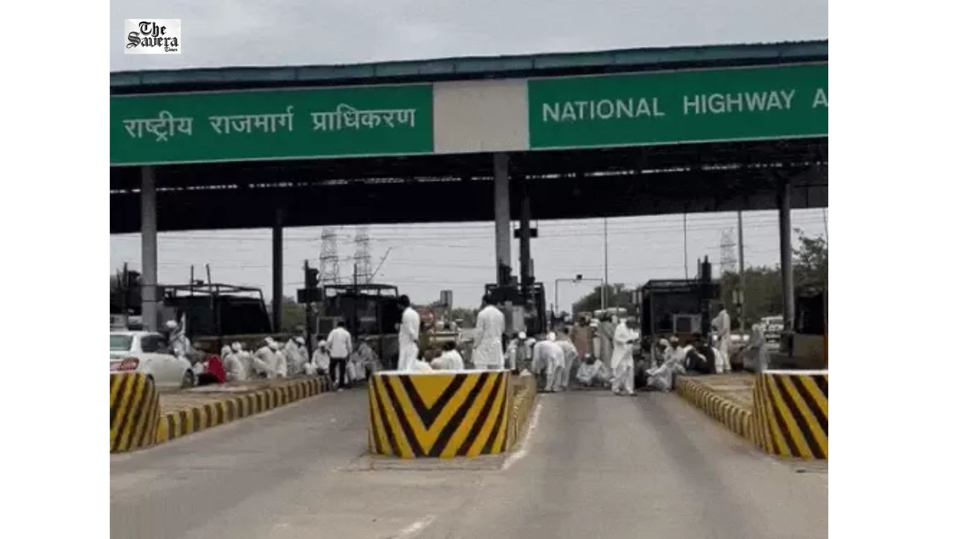 Farmers Block Sirsa Highway, Seize Toll Plaza in Hansi