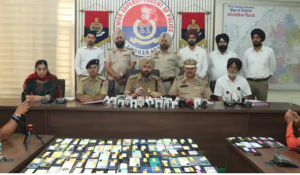 Police found 120 lost mobile phones, people became emotional after the phones were returned