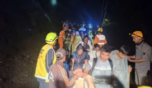 Landslide on Kedarnath Yatra route, thousands of pilgrims evacuated