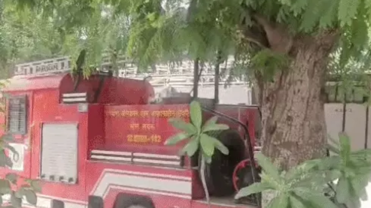 The fire brigade vehicle reached the spot.