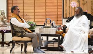 Himachal CM Sukhu meets Sri Sri Ravi Shankar; discusses natural farming, stray cattle welfare