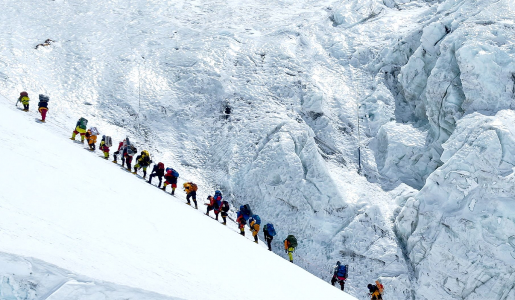 274 Mountaineers Reach Mount Everest in a Single Day