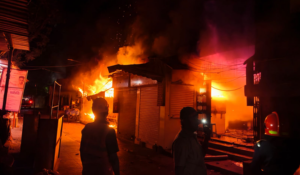 Massive fire breaks out in Thane market; firefighter, security guard killed