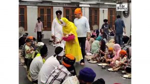 Preity Zinta Performs Seva During Visit to Golden Temple