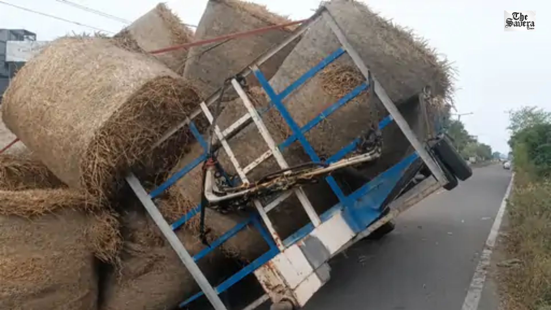 Truck Loaded with Crop Stubble Overturns on Ludhiana’s Jawadi Bridge, Massive Traffic Jam Ensues