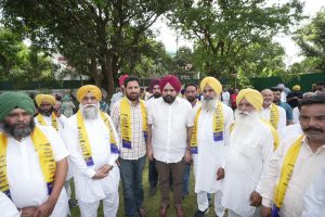 Strict Anti-Sacrilege Law Draws Hundreds of Akali Dal and Congress Leaders, Workers into AAP