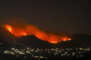 Kasauli Forest Fire Remains Uncontrolled After 40 Hours; Army, Air Force Continue Operations
