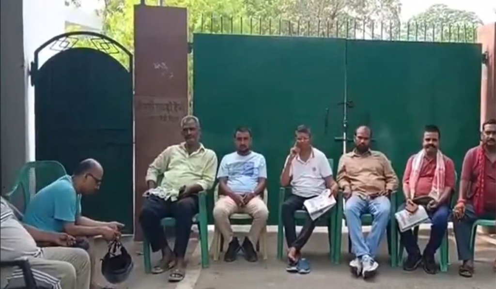 RJD Workers Stand Guard Outside Rabri Devi's Residence Amid Security Withdrawal Controversy
