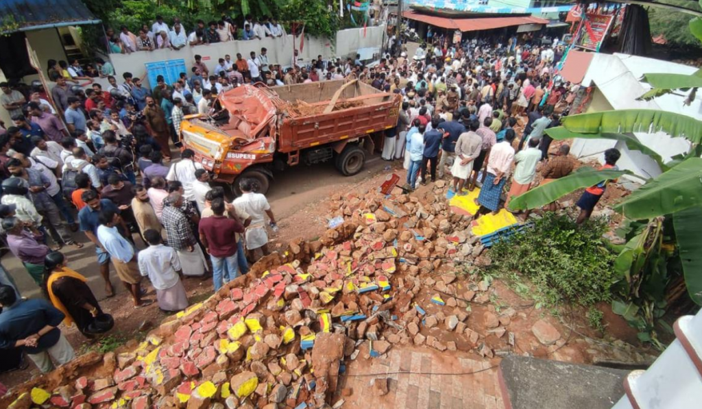 Keralam: Three children killed after tipper lorry hits bus stop