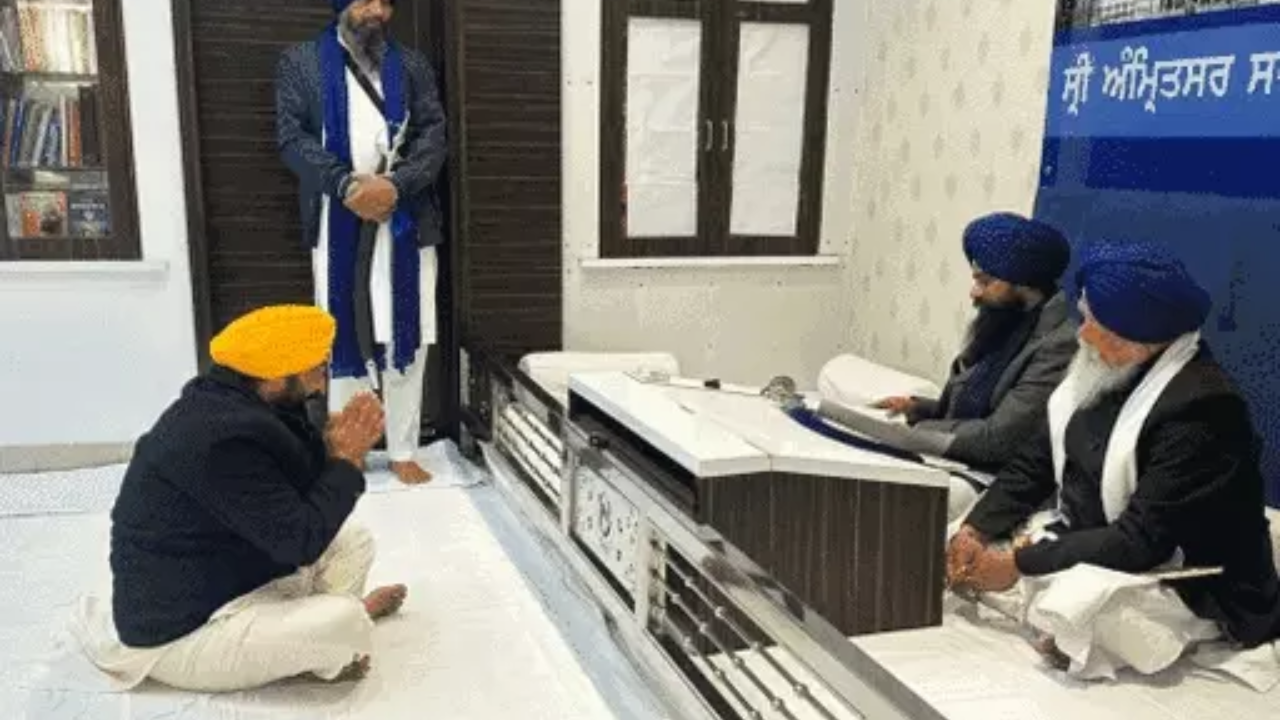 This photo is from January 15. CM Bhagwant Mann sitting with folded hands in front of the Akal Takht Jathedar.