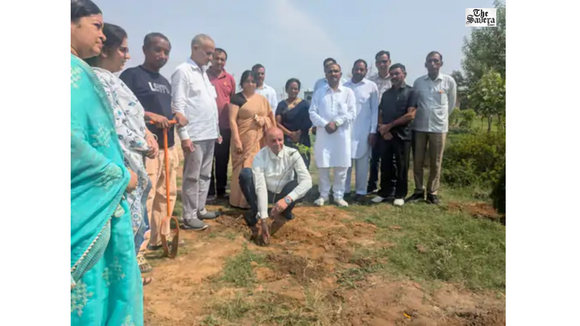 Newly Appointed Hisar DEO Takes Charge, Plants Sapling to Promote Green Initiative