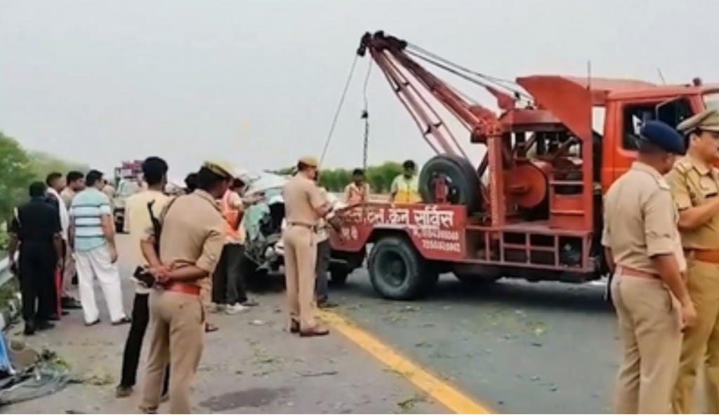 Dead After Bus and Car Crash on Agra-Lucknow Expressway in Unnao