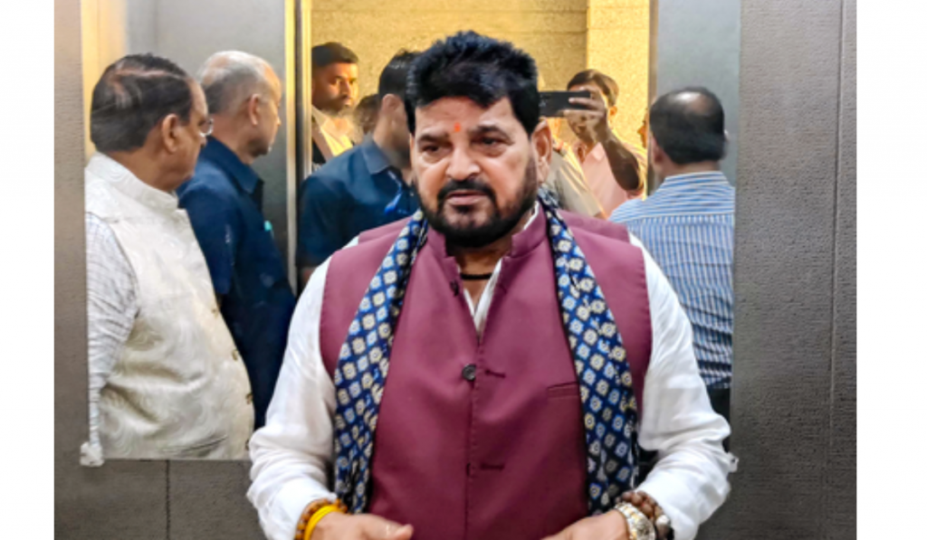 Brij Bhushan Sharan Singh Claims Namaz Was Offered Inside Hanumangarhi Temple Premises in Ayodhya
