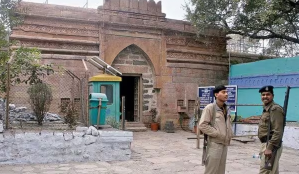 Supreme Court Directs MP Govt to Provide Adjacent Dargah Land for Friday Namaz at Bhojshala