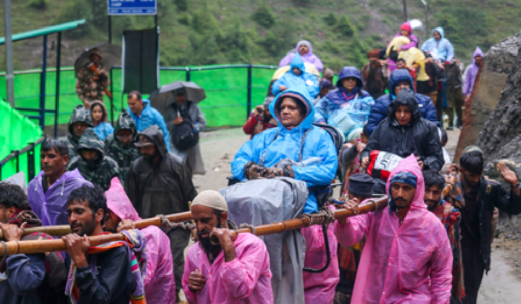 After six days of bad weather, yatras back in J&K: 18,000 at Vaishno Devi; 4,000 at Amarnath Cave