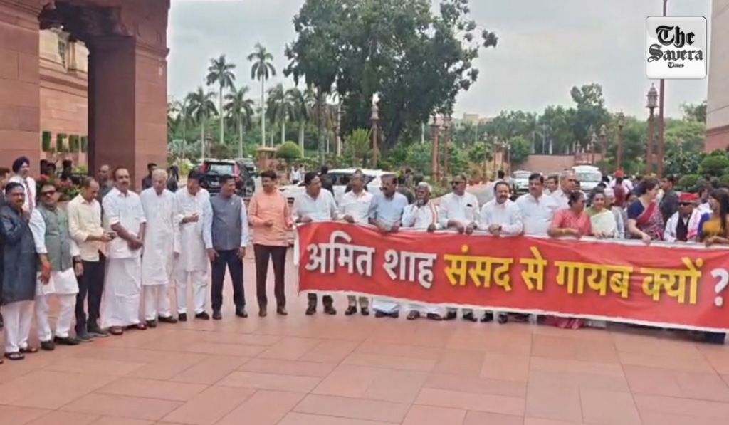 "Amit Shah sansad se gayab kyun"? Oppn protests in Parliament complex against police action on students