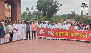 “Amit Shah sansad se gayab kyun”? Oppn protests in Parliament complex against police action on students