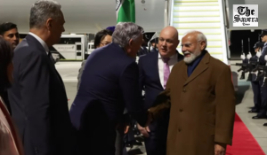 PM Modi arrives in Auckland, New Zealand PM Luxon welcomes him at airport
