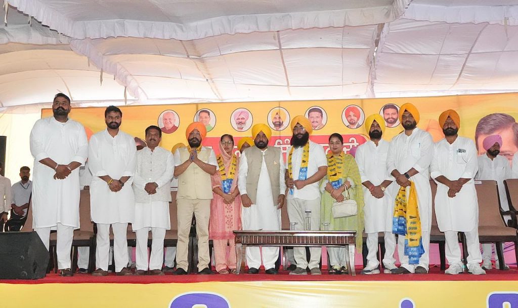 Former MLA Vaninder Kaur Loomba and Karan Singh DTO, Along with Their Supporters, Join AAP
