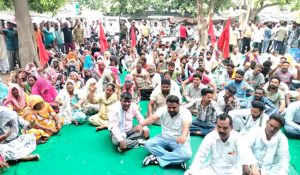 Sanitation and sewerage workers in Bathinda on strike; protest against Barnala lathi-charge