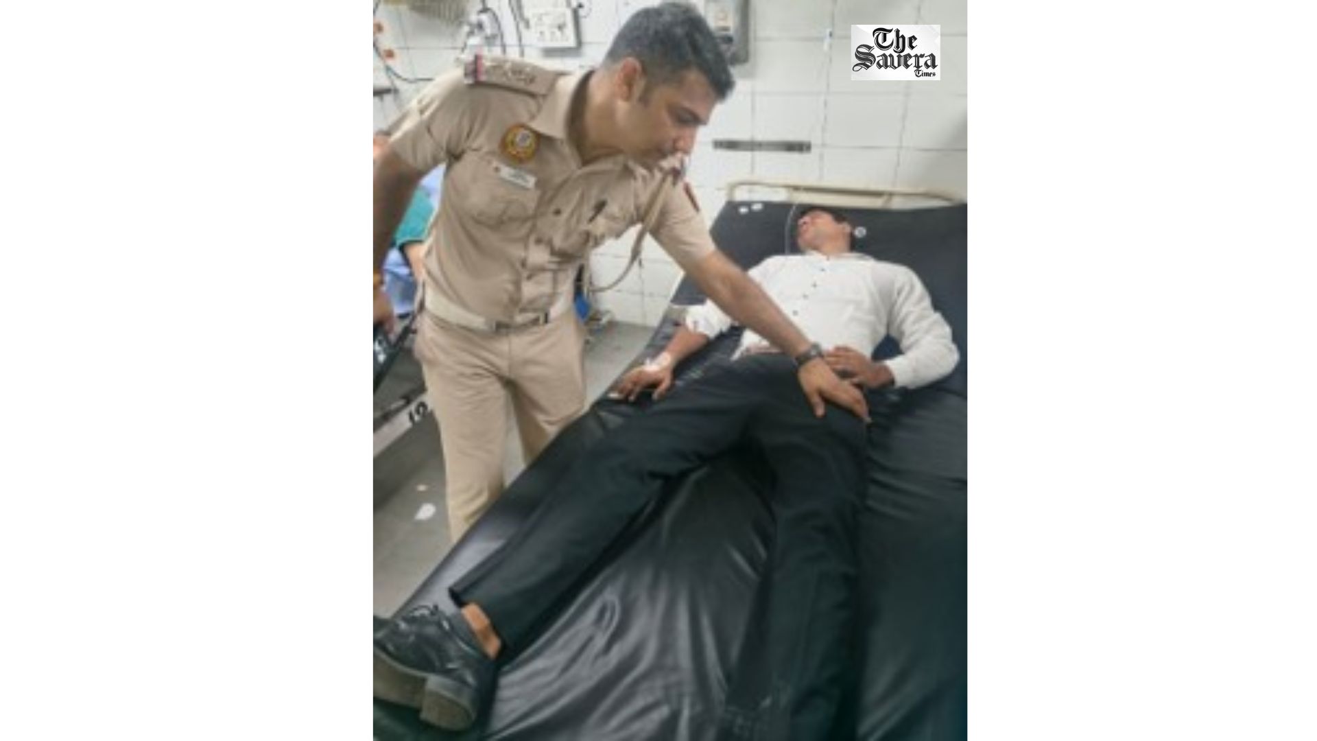 Delhi Traffic Police Save Advocate After He Collapses While Riding Motorcycle at ITO Crossing