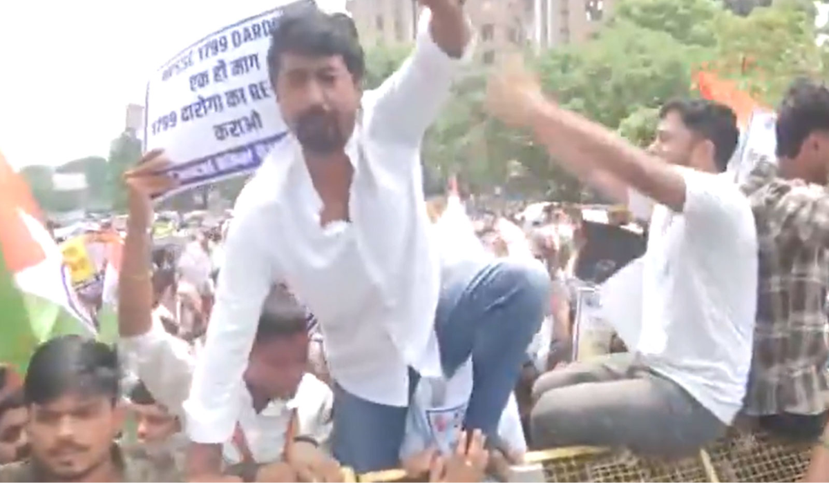 Bihar Students Break Barricades During Raj Bhavan March, Demand Cancellation of 70th BPSC Exam