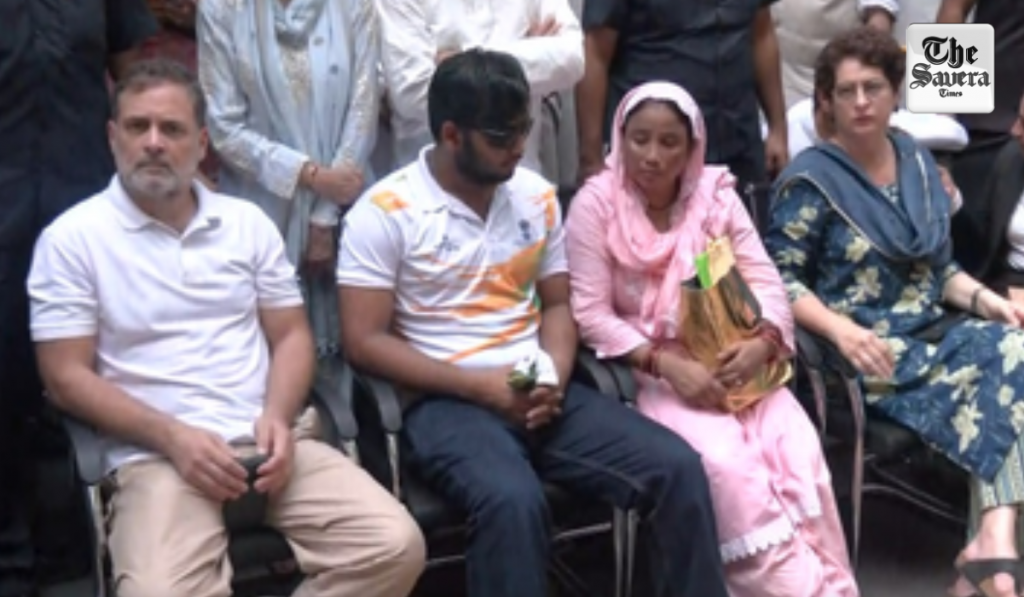Rahul, Priyanka Gandhi continue dharna at Parliament Street Police Station with pellet victim; demand FIR