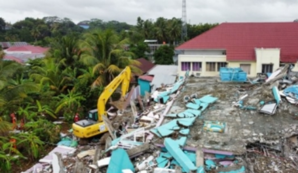 7.7-Magnitude Indonesia Quake Leaves 2 Dead; Minor Tsunami Waves Recorded