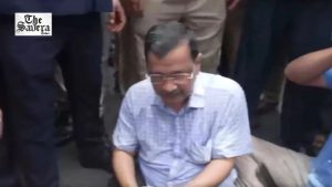 Kejriwal, Sisodia Stage Protest After Delhi Police Stop March to PM’s Residence Over E20 Petrol