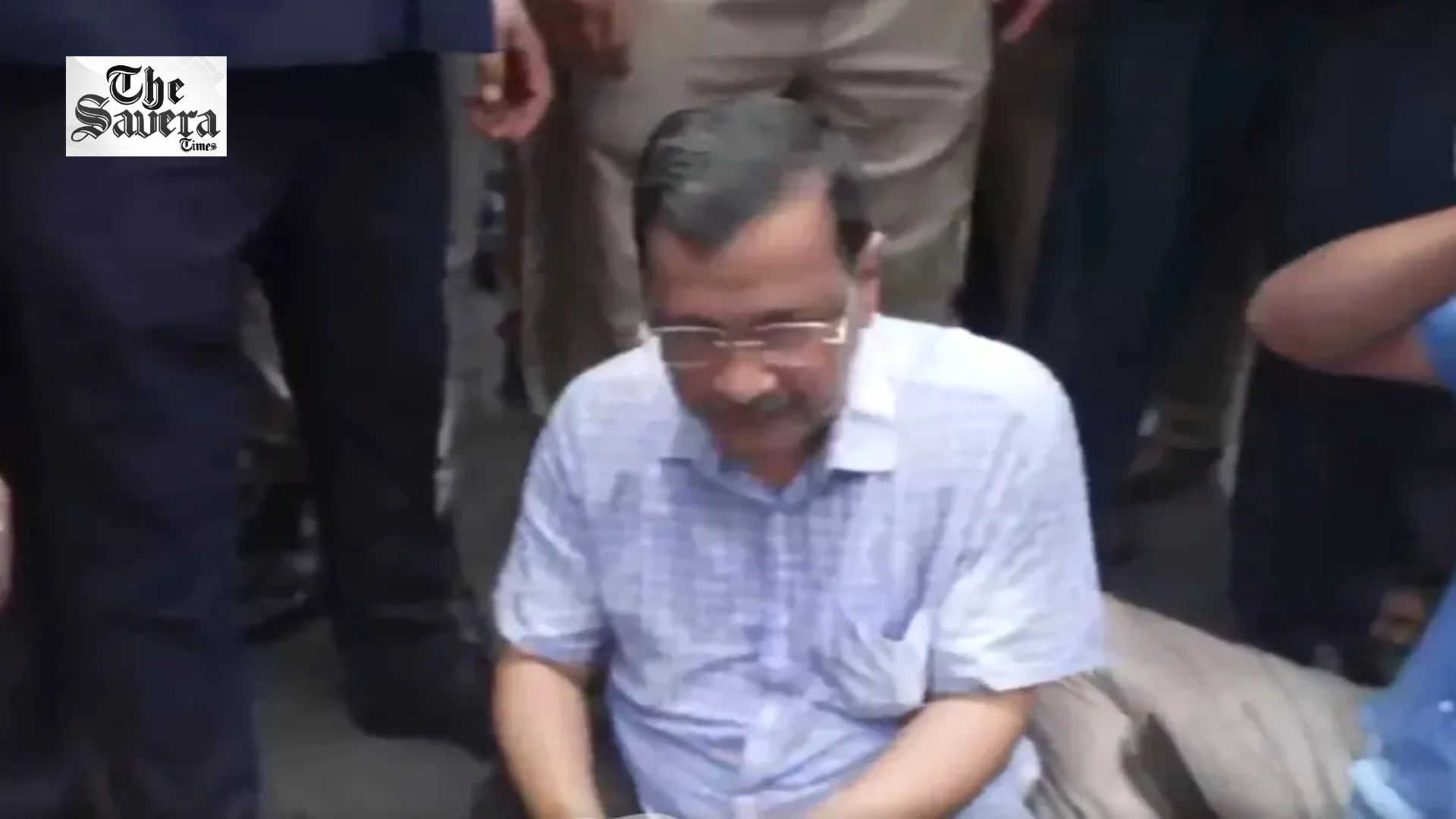 Kejriwal, Sisodia Stage Protest After Delhi Police Stop March to PM’s Residence Over E20 Petrol