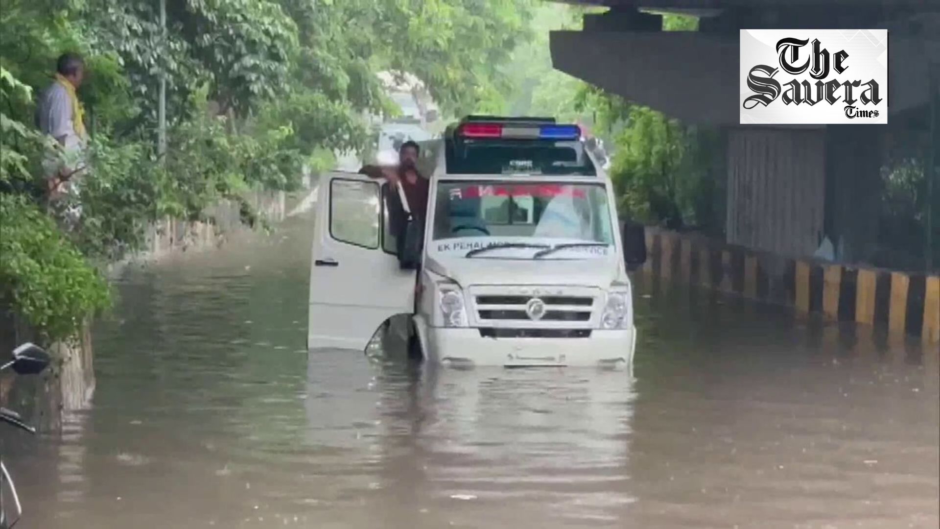Delhi-NCR Heavy Rain: Waterlogging, Traffic Chaos Hit Several Areas; IMD Issues Red Alert