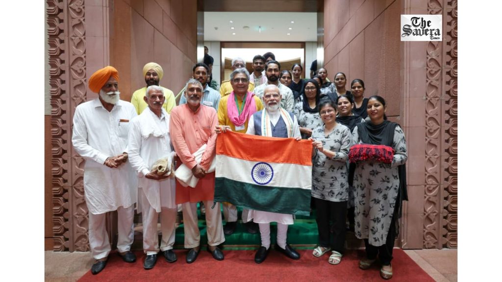 PM Modi Receives Handwoven Khadi Tiranga from Punjab's Kheti Virasat Mission on National Handloom Day