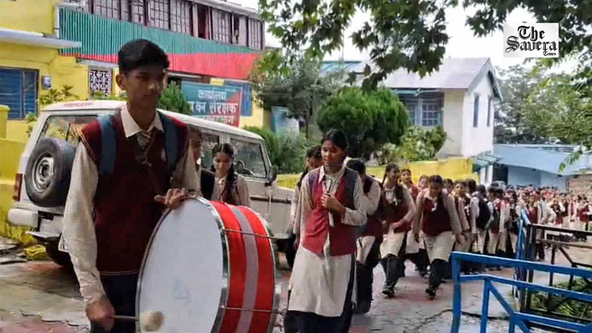Uttarakhand Students Stage Protest Outside DFO Office, Beat Drums Over Dangerous Trees Along School Route