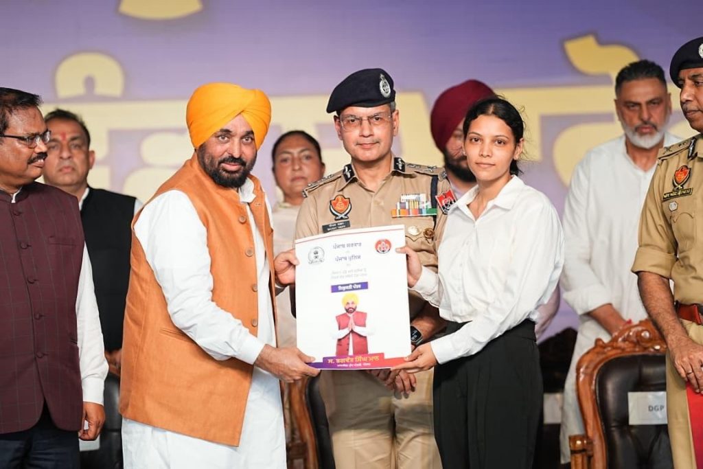Punjab Youth Get 1,746 New Govt Jobs in Police; CM Bhagwant Singh Mann Hands Over Appointment Letters