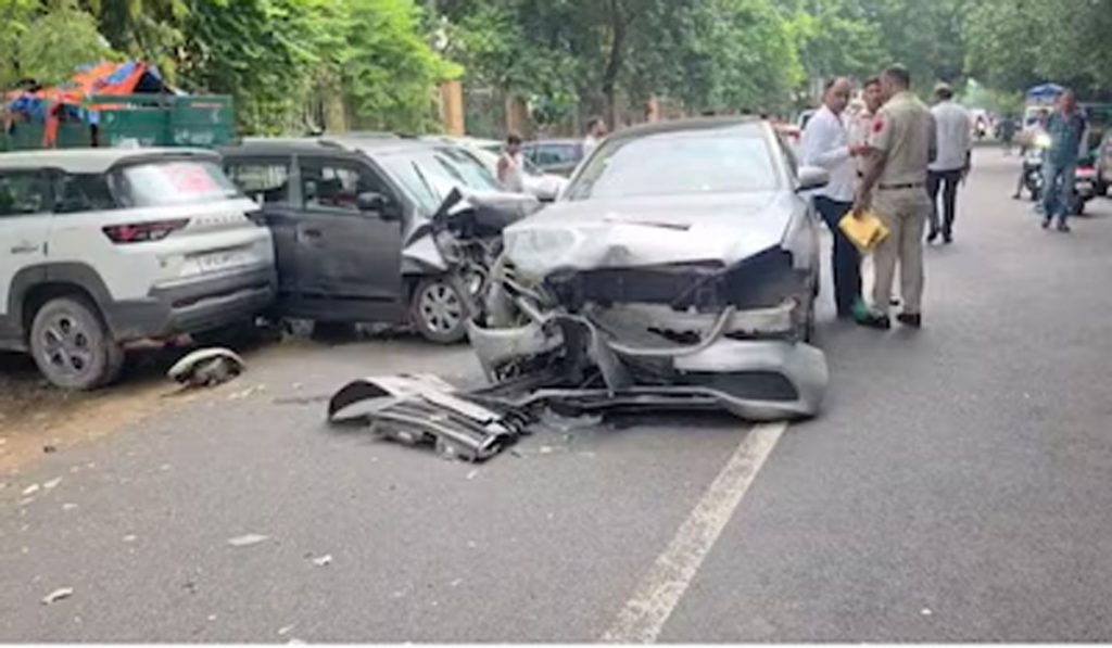 delhi merceedes wagonr collision