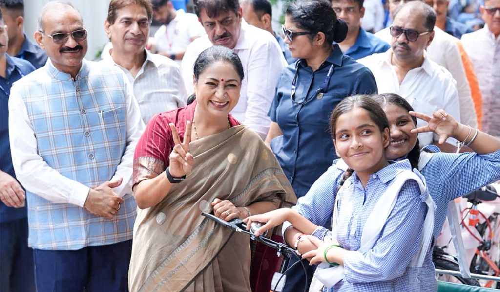 rekha gupta distributes cycle