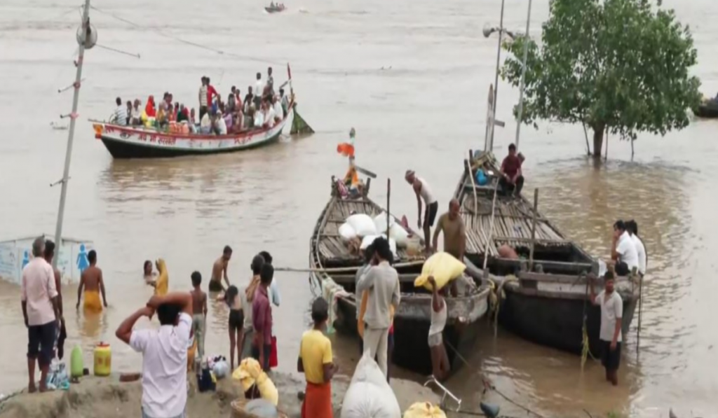 Bihar Battles Rising Floodwaters as Diara Families Leave Homes With Livestock
