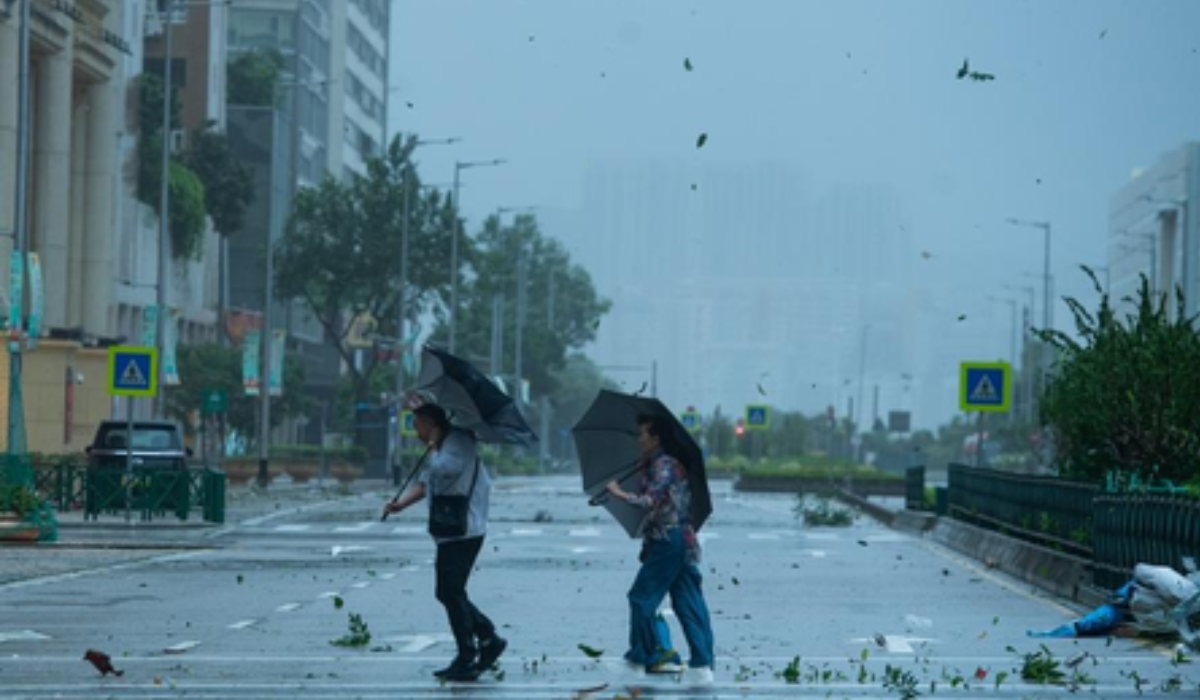 Japan on Alert as Typhoon Dujuan Heads Towards Eastern Coast