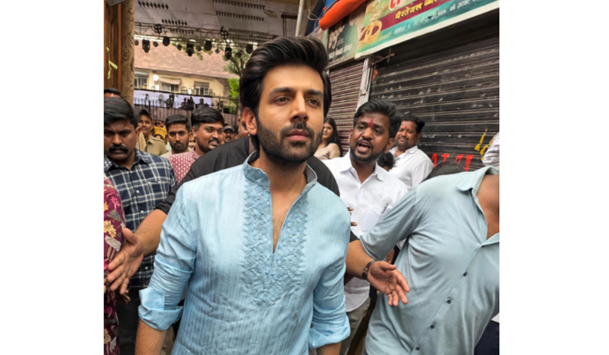 Kartik Aaryan Places National Award at the Feet of Lalbaugcha Raja