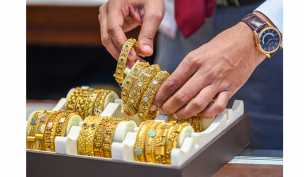 Gold, Silver Prices Fall Up to 1% Amid High US Yields, Geopolitical Tensions