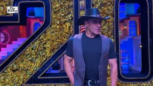 Salman Khan Gets Irritated With Paparazzi During ‘Bigg Boss 20’ Promo Shoot