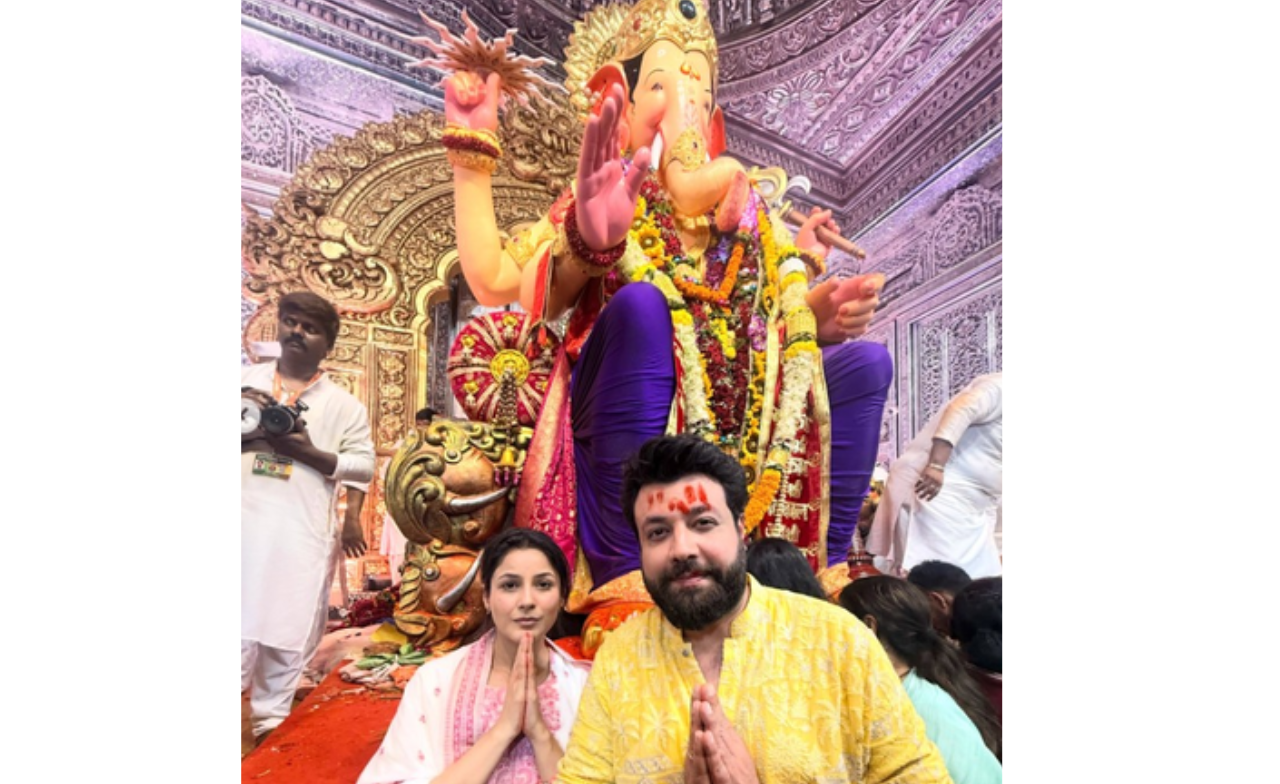 Shehnaaz Gill, Varun Sharma offer prayers at Lalbaugcha Raja