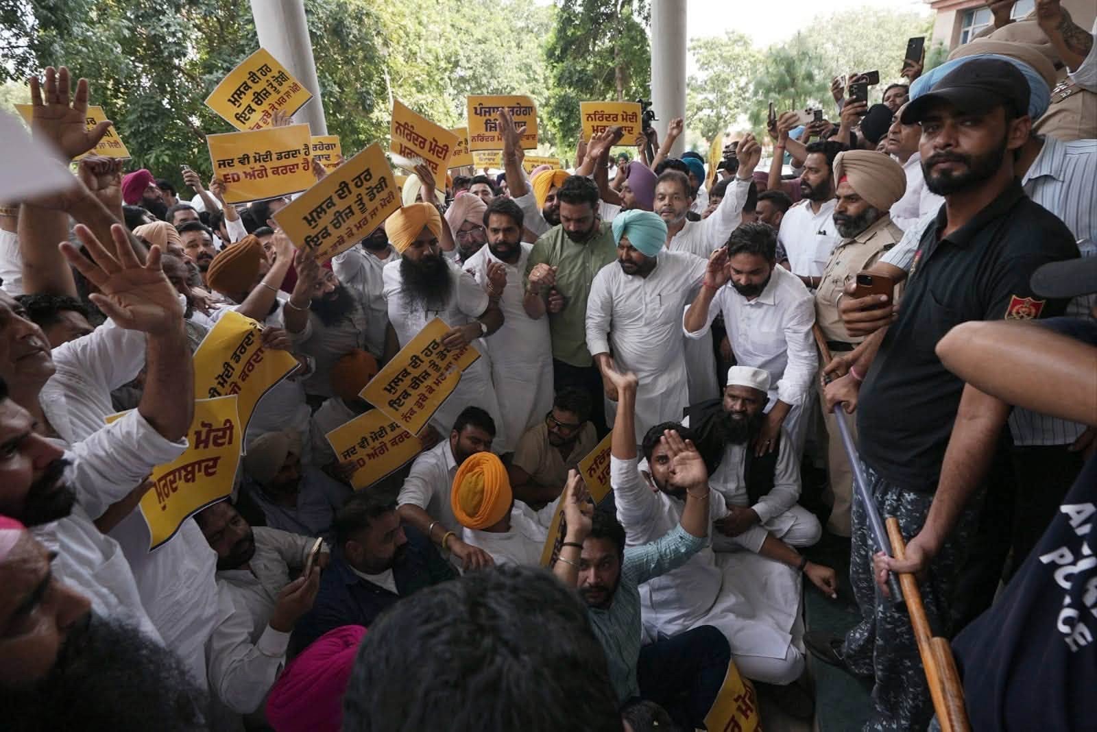 “Jab Jab Modi Darta Hai, Police Ko Aage Karta Hai”: AAP Karyakartas Raise Slogan During Protest
