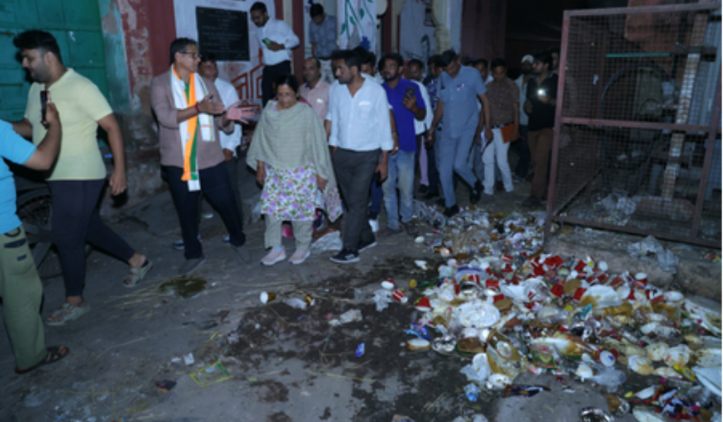 Jaipur Mayor Sunil Kothari hits streets at night, sweeps road during sanitation check