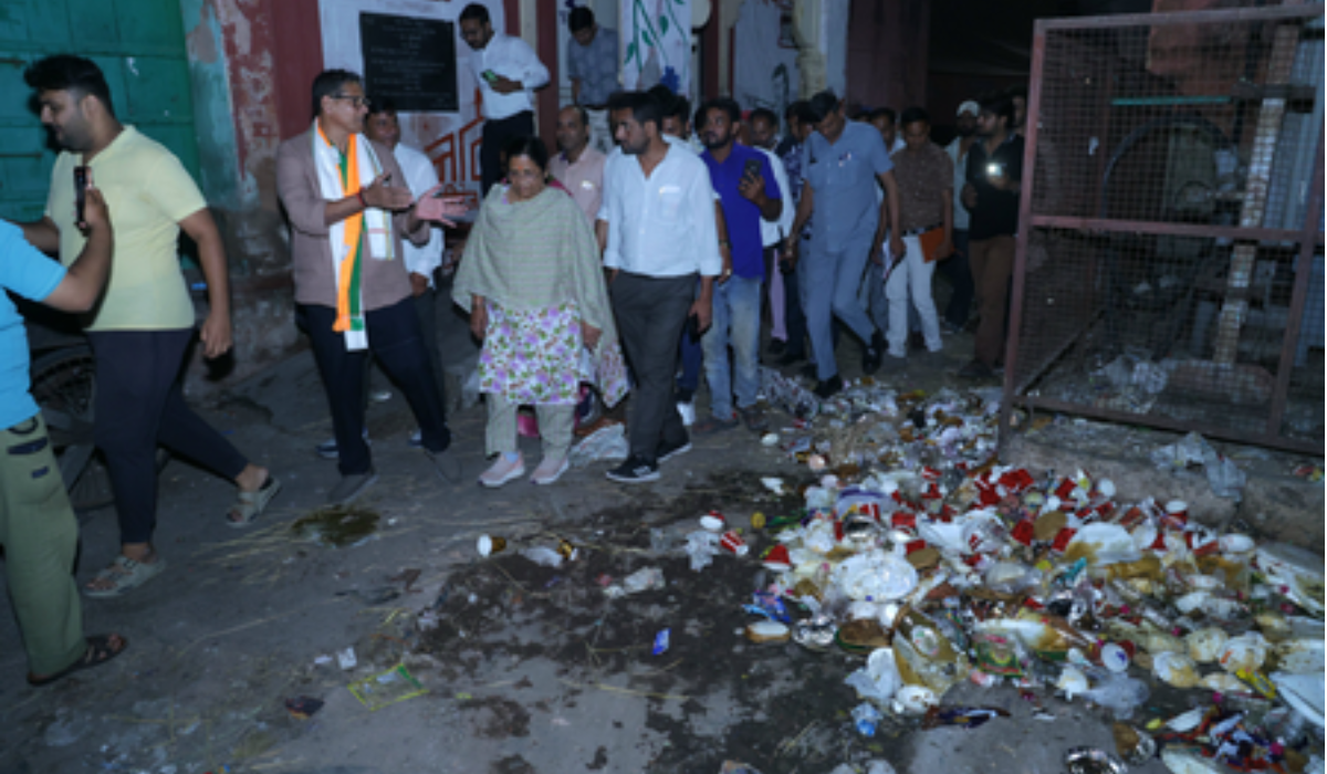Jaipur Mayor Sunil Kothari hits streets at night, sweeps road during sanitation check