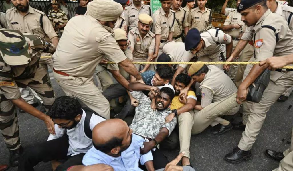 Protests intensify at Jantar Mantar: Over 100 detained, internet service shut down until 9 pm